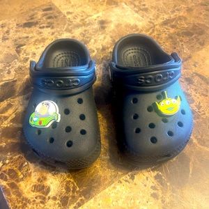 Black crocs 6c